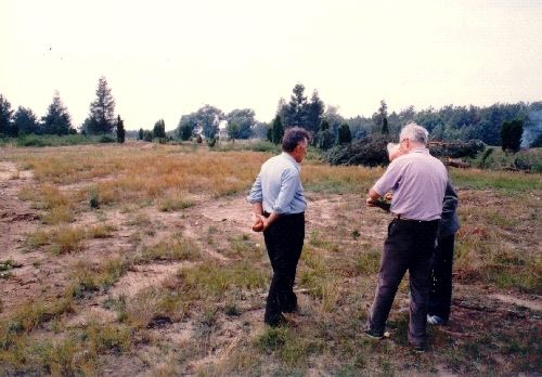 Mariam Olszuk (dressed up), Dr. Robert Faurisson, and Tjudar Rudolph, in Treblinka, June 1988.